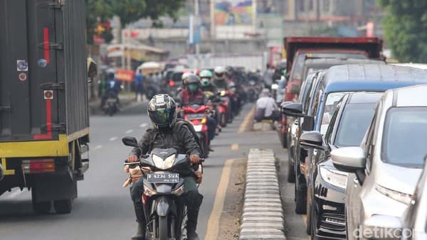 Ketika Motor Melawan Arus di Tol: Analisis Dampak Psikologis dan Sosial di Balik Viralitas Konten