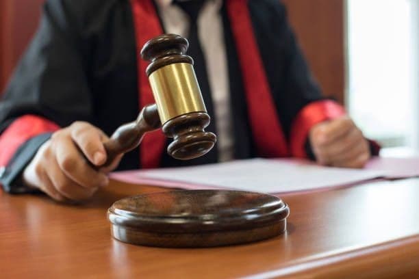 Ketika Aturan Bukan Sekadar Teks: Bagaimana Hukum Membentuk Realitas Sosial Kita
