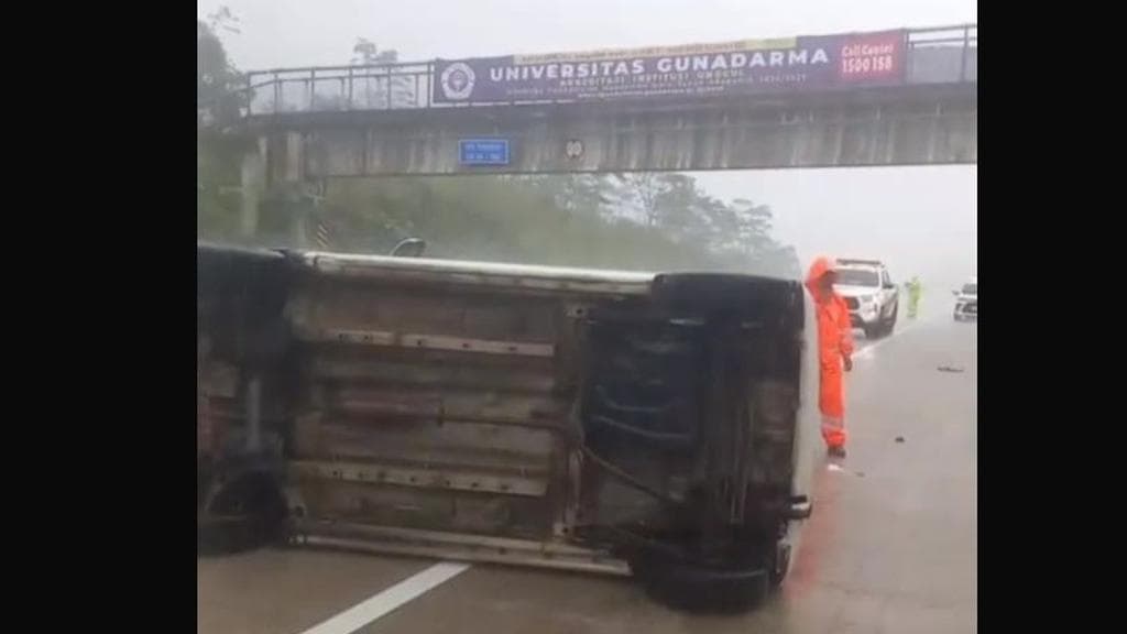 Hujan Deras di Tol Bocimi, City Car Terguling: Pelajaran Berharga untuk Semua Pengendara