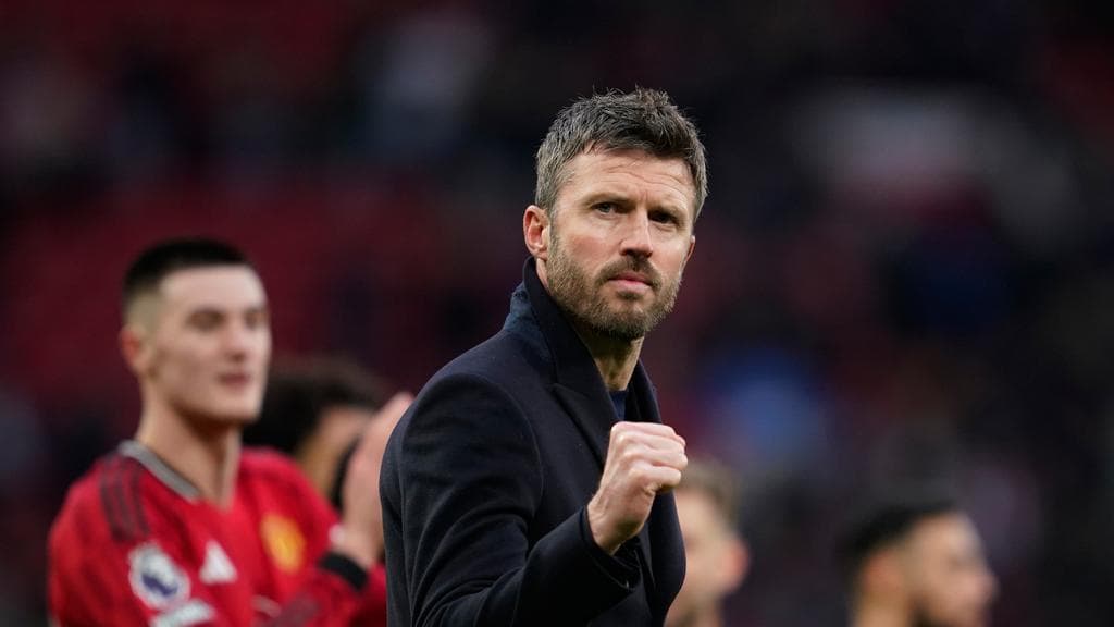 Mengapa Manajemen MU Masih Ragu? Analisis Mendalam di Balik Status Interim Michael Carrick
