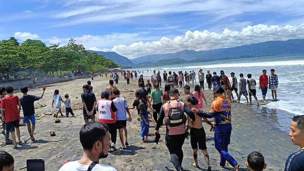 Hampir Menjadi Bencana di Pantai Istiqomah: Kisah Tiga Remaja yang Diselamatkan dari Cengkeraman Arus