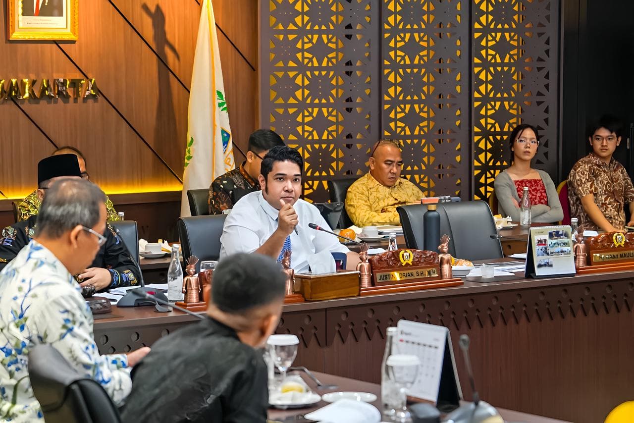 Rp330 Miliar di 2025: Ketika Bank Jakarta 'Pesta' di Tengah Laba yang Merosot Tajam