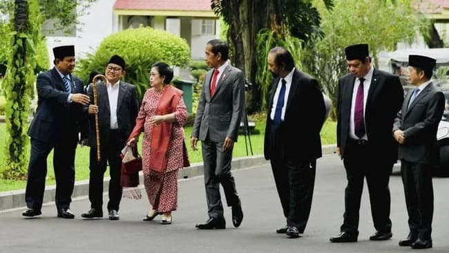 PANEL DEMOKRASI: Ketika Panggung Kekuasaan Dipenuhi Satu Warna